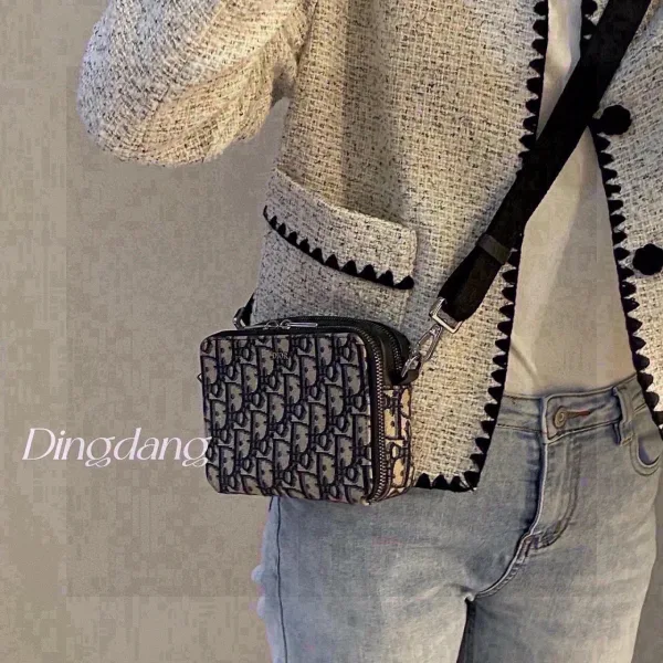 Dior Clutch Bag Red Simple And Versatile